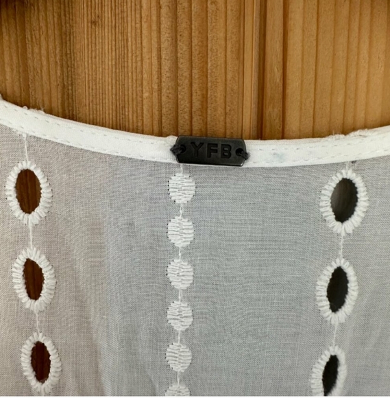 Elegant White Eyelet Dress - Picture 5 of 8